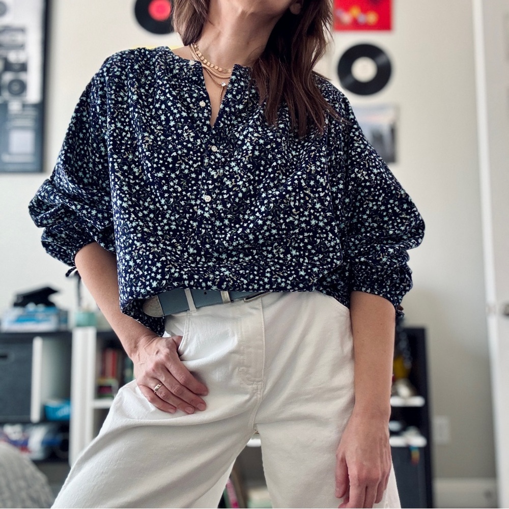 Old Navy Navy and White Floral Blouse. Size M. 100% cotton